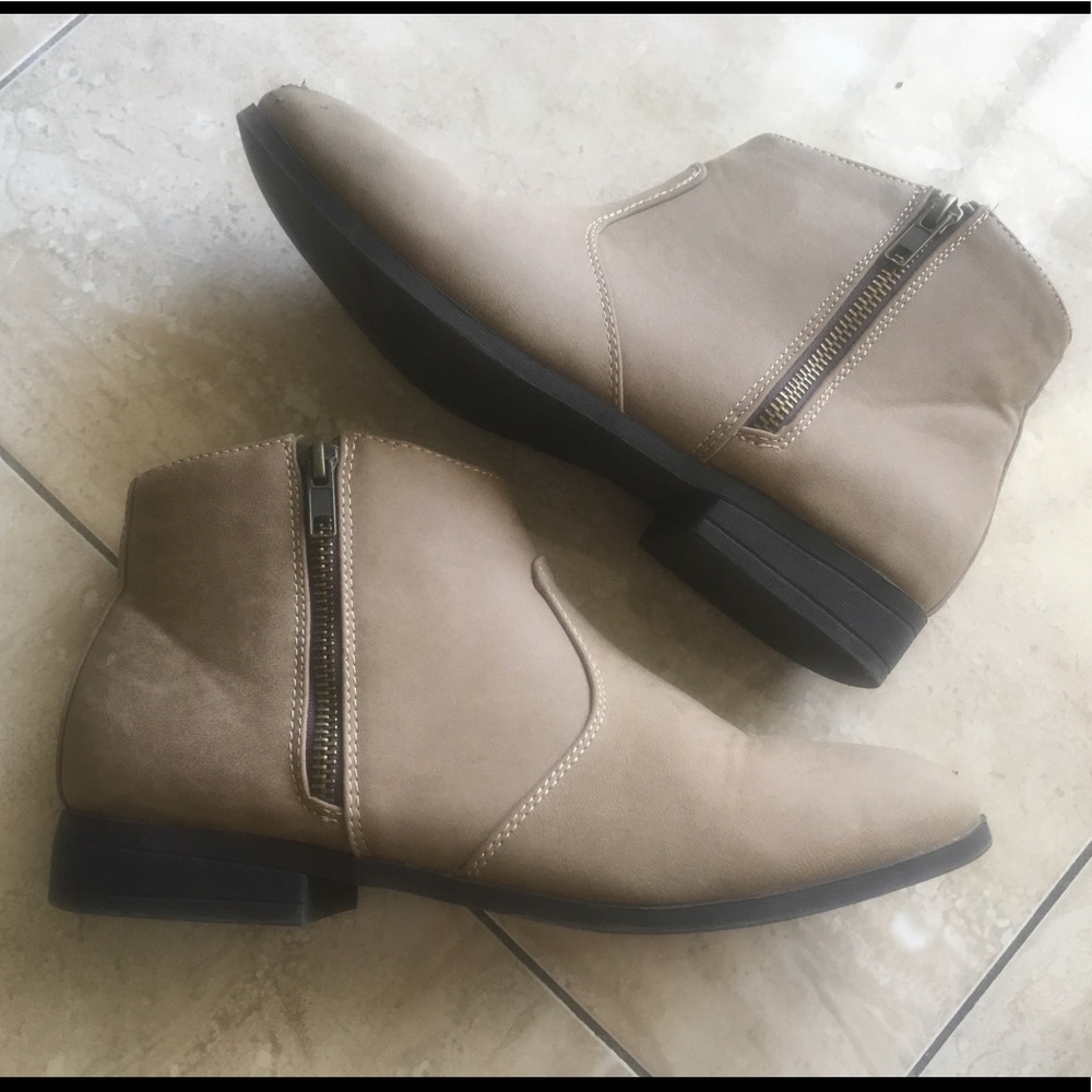 Taupe zip-up booties sz 9